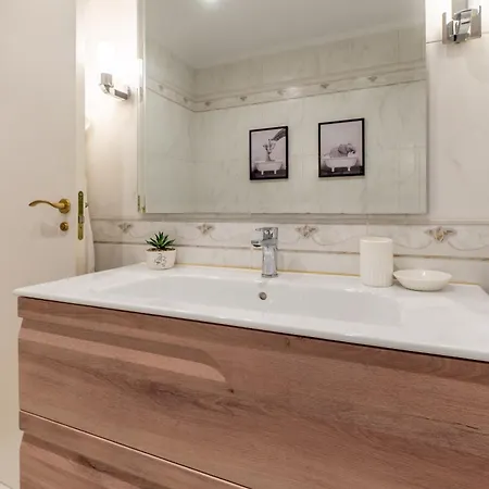 Carilo Zurriola By Beauty San Sebastián